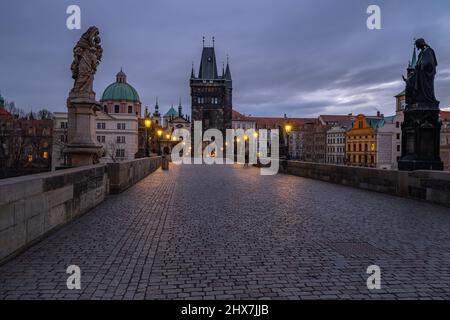 Traumhafte Aussicht bei Nacht. Am frühen Morgen auf der Karlsbrücke in der Altstadt der erstaunlichen historischen Stadt Prag, Tschechische Republik, Europa. Stockfoto