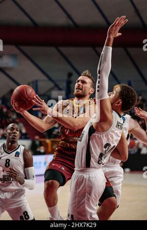 Palasport Taliercio, Venedig, Italien, marzo 09, 2022, Stefano Tonut (Umana Reyer Venezia) und Kyle Weems (Segafredo Virtus Bologna) während Umana Reyer V. Stockfoto