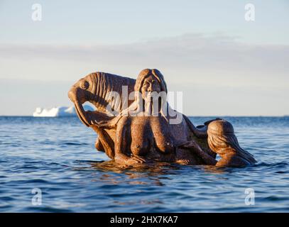 Mutter des Meeres, Sasumma Arnaa - eine legendäre Figur in der Inuit-Kultur. Sculpure von Christian Rosing im Kolonialhafen Nuuk, der Hauptstadt von Green Stockfoto