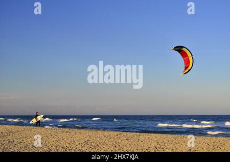 Kitesurfer am Strand von Saint-Cyprien, Saint-Cyprien in der Region Pyrénées-Orientales, Südfrankreich. Stockfoto