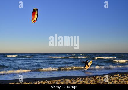 Kitesurfer am Strand von Saint-Cyprien, Saint-Cyprien in der Region Pyrénées-Orientales, Südfrankreich. Stockfoto