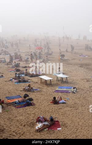 Menschen Urlauber am Strand Playa de San Lorenzo. Nebliger Sommernachmittag in Gijon Asturias Spanien. Stockfoto