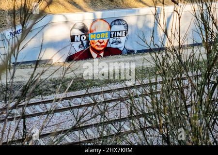 Danzig, Polen. 10. März 2022. Ein Wandgemälde von Putin, Hitler und Stalin mit dem Slogan „No More Time“ ist an der Wand neben dem Bahnhof Danzig-Jasien der PKM zu sehen. Die erste einer Serie von Wandgemälden gegen den Krieg mit dem Titel „Solidarität mit der Ukraine“ wurde erstellt. Der Autor ist Tuse, einer der bekanntesten Straßenkünstler in Polen. Es ist eine gemeinsame Initiative der Woiwodschaft Pommern, der Pommerschen Stadtbahn und der Akademie der Schönen Künste in Danzig. (Foto von Mateusz Slodkowski/SOPA Images/Sipa USA) Quelle: SIPA USA/Alamy Live News Stockfoto