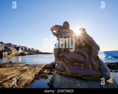 Mutter des Meeres, Sasumma Arnaa - eine legendäre Figur in der Inuit-Kultur. Sculpure von Christian Rosing im Kolonialhafen Nuuk, der Hauptstadt von Green Stockfoto