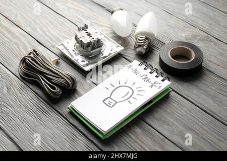 Elektriker oder Elektrowerkzeuge auf Holztisch Stockfoto