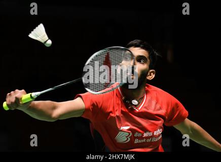 Mülheim, Deutschland. 10. März 2022. Srikanth Kidambi aus Indien gibt beim Badmintonturnier Yonex German Open 2022 in Mülheim, Deutschland, am 10. März 2022, einen Schuss während des zweiten Männerspiels zwischen Lu Guangzu aus China und Srikanth Kidambi aus Indien zurück. Quelle: Lu Yang/Xinhua/Alamy Live News Stockfoto