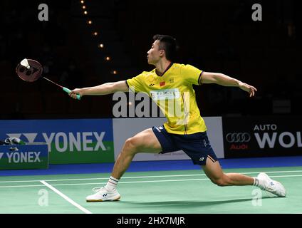 Mülheim, Deutschland. 10. März 2022. Lu Guangzu aus China gibt einen Schuss während des Spiels der Männer in der zweiten Runde zwischen Lu Guangzu aus China und Srikanth Kidambi aus Indien beim Badmintonturnier Yonex German Open 2022 in Mülheim, Deutschland, am 10. März 2022 zurück. Quelle: Lu Yang/Xinhua/Alamy Live News Stockfoto