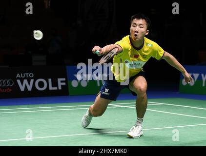Mülheim, Deutschland. 10. März 2022. Lu Guangzu aus China gibt einen Schuss während des Spiels der Männer in der zweiten Runde zwischen Lu Guangzu aus China und Srikanth Kidambi aus Indien beim Badmintonturnier Yonex German Open 2022 in Mülheim, Deutschland, am 10. März 2022 zurück. Quelle: Lu Yang/Xinhua/Alamy Live News Stockfoto
