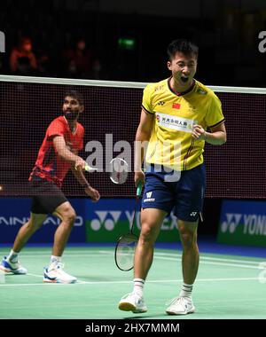 Mülheim, Deutschland. 10. März 2022. Lu Guangzu (R) aus China feiert beim Badmintonturnier Yonex German Open 2022 in Mülheim, Deutschland, am 10. März 2022 den Torreigen beim zweiten Männerspiel zwischen Lu Guangzu aus China und Srikanth Kidambi aus Indien. Quelle: Lu Yang/Xinhua/Alamy Live News Stockfoto