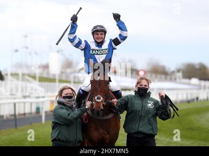 Datei-Foto vom 10-04-2021 von Jockey Megan Nicholls feiert den Gewinn des Weatherbys nhstallions.co.uk Standard Open National Hunt Flat Race auf Knappers Hill. Knappers Hill kann beweisen, dass die Klasse im Handicap-Hürdenfinale von Paddy Power „National Hunt“-Novizen des European Breeders’ Fund in Sandown immer an die Spitze steigt. Ausgabedatum: Donnerstag, 10. März 2022. Stockfoto