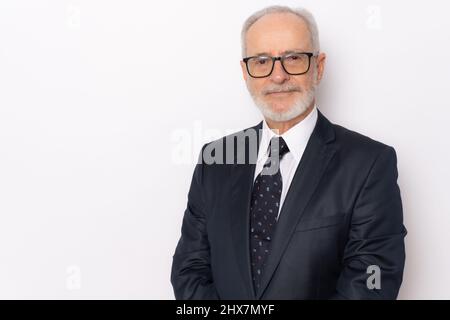 Fröhlicher, fröhlicher Mann in eleganter Kleidung, der sich über seinen Ruhestand freut. Gesundheit, Beauty-Konzept. Stockfoto