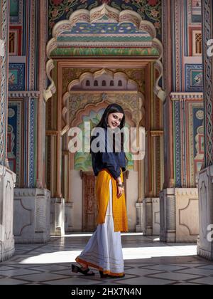 Indisches Mädchen Modell posiert am Patrika Gate in den Jawahar Circle Gardens jaipur, Rajasthan. Stockfoto