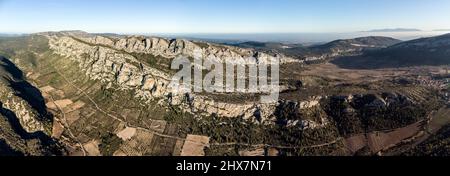 Panorama aérien de la serre de Vingrau dans les Pyrénées orientales Stockfoto