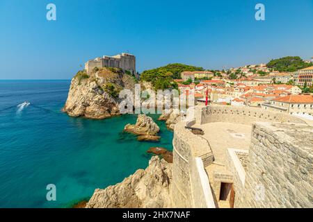 Luftaufnahme auf den oberen Wänden der Stadt Dubrovnik von Kroatien. Blick auf die Festung Fort Lovrijenac, über den Westhafen. Dubrovnik historische Stadt Kroatien in Stockfoto