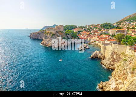 Panorama von auf den oberen Wänden der Stadt Dubrovnik von Kroatien. Blick auf die Festung Fort Lovrijenac, über den Westhafen. Dubrovnik historische Stadt Kroatien in Stockfoto
