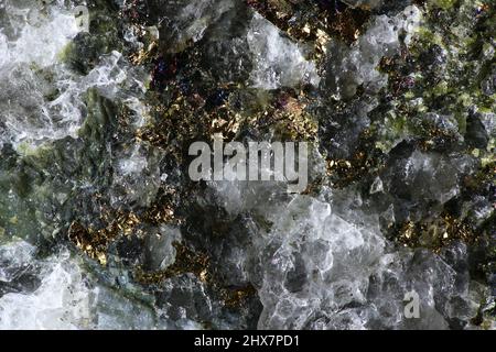 Dies ist Kupfererz, das Chalkopyrit aus der Kupfermine Virtasalmi in Finnland genannt wird. Stockfoto