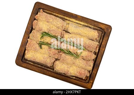 Rinderschnitzel isoliert auf weißem Hintergrund. Köstliche rohe Fleischschnitzel, zubereitet mit Paniermehl und weißem Sesam. Draufsicht Stockfoto