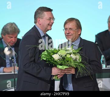 Deutschland. April 2016. Außerordentlicher DFB-Bundestag, DFB, Wahl des DFB-Präsidenten neuer DFB-Präsident Reinhard Grindel, rechts Dr. ein Koch Credit: dpa/Alamy Live News Stockfoto