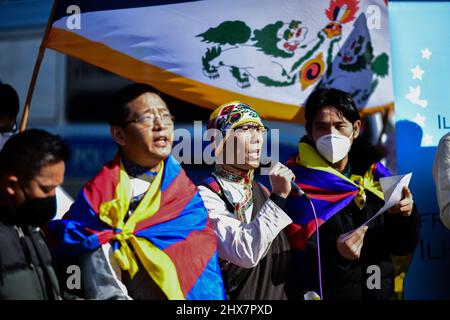 Berlin, Deutschland. 10. März 2022. Drei Männer singen auf der Demo des Verbands der Tibeter in Deutschland (VTD) am Alexanderplatz "Solidarität für Tibet und Protest für den Frieden". Jedes Jahr am 10. März erinnern sich Tibeter auf der ganzen Welt an den Aufstand des tibetischen Volkes vom 10. März 1959, der von chinesischen Truppen blutig niedergeschlagen wurde und als Folge dessen der Dalai Lama aus Tibet fliehen musste. Quelle: Fabian Sommer/dpa/Alamy Live News Stockfoto