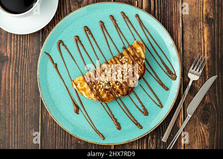 Sandwich-Waffeln mit Banane, Erdbeere und Schokolade und Pistazie auf der Oberseite Stockfoto