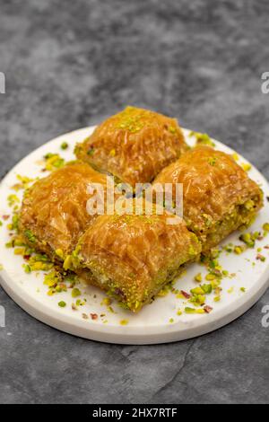 Pistazien-Baklava. Nahaufnahme. Traditionelle Aromen Des Nahen Ostens. Traditionelle türkische Baklava. Lokaler Name fistikli Baklava Stockfoto