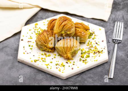 Muschel Baklava mit Pistazie. Nahaufnahme. Traditionelle Aromen Des Nahen Ostens. Traditionelle türkische Baklava. Lokaler Name midye Baklava Stockfoto