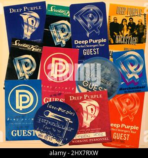 Dieses Bild zeigt eine großartige Sammlung von Deep Purple Tourpasses, von ihrer Wiedervereinigung im Jahr 1985 bis hin zu neueren Infinite Album-Tourneen. Diese Pässe werden gemacht, um Menschen Zugang zu verschiedenen Backstage-Bereichen zu ermöglichen, um zu arbeiten oder die Gruppe nach einer Show zu treffen. In der Regel werden verschiedene Pässe ausgestellt, um die unterschiedlichen Zugangsmöglichkeiten abzudecken. Sie sind in der Regel auf Jacken stecken und so ziemlich sammelbar. Viel mehr Deep Purple Material verfügbar. Stockfoto