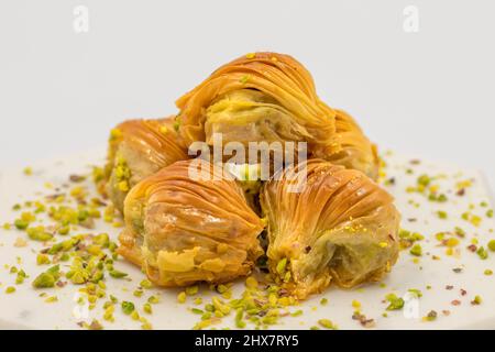 Muschel Baklava mit Pistazie. Nahaufnahme. Traditionelle Aromen Des Nahen Ostens. Traditionelle türkische Baklava. Lokaler Name midye Baklava Stockfoto