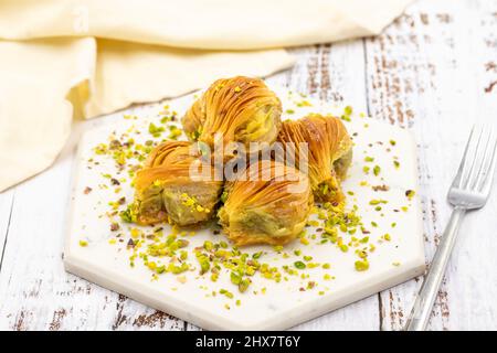 Muschel Baklava mit Pistazie. Nahaufnahme. Traditionelle Aromen Des Nahen Ostens. Traditionelle türkische Baklava. Lokaler Name midye Baklava Stockfoto