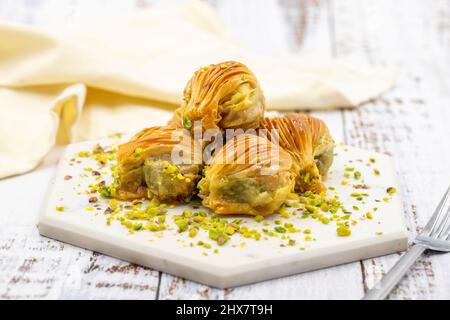 Muschel Baklava mit Pistazie. Nahaufnahme. Traditionelle Aromen Des Nahen Ostens. Traditionelle türkische Baklava. Lokaler Name midye Baklava Stockfoto