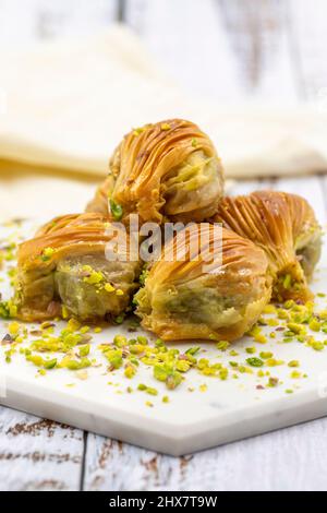 Muschel Baklava mit Pistazie. Nahaufnahme. Traditionelle Aromen Des Nahen Ostens. Traditionelle türkische Baklava. Lokaler Name midye Baklava Stockfoto