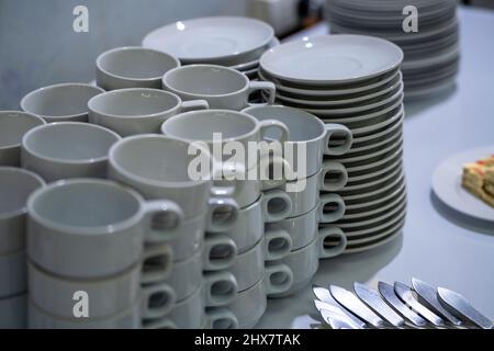 Weiße Tasse mit gebrühtem Kaffee, Kaffeelöffel, Kaffeebecher Stockfoto