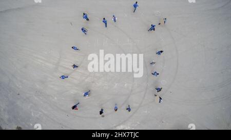 Draufsicht auf Menschen, die einen Flash Mob machen. Clip. Eine Gruppe von Menschen, die aus ihren Körpern eine Figur machen. Das Konzept der Gesellschaft Stockfoto