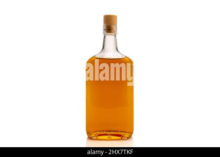 Flasche Whiskey oder Scotch Whiskey oder Bourbon oder brauner Rum isoliert auf weißem, Copy Space Stockfoto