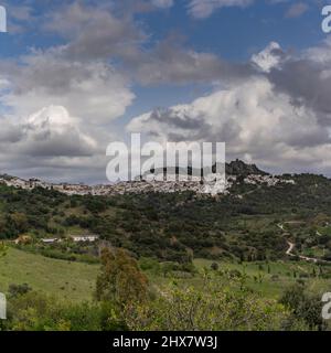 Blick auf die idyllische, weiß getünchte andalusische Stadt Gaucin in der Sierra del Hacho Stockfoto