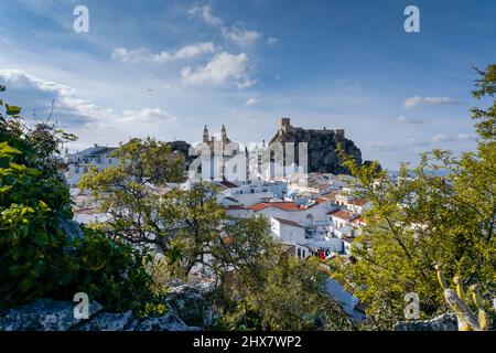 Ein Blick auf das malerische weiß getünchte Dorf Olvera in Andalusien Stockfoto