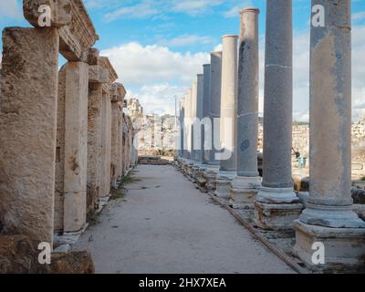 Agora-Säulen mit tollem Blick auf den Himmel in Perge oder Perga, der antiken griechischen Stadt, die einst Hauptstadt von Pamphylien in Antalya, Türkei, am warmen Oktobernachmittag war. Stockfoto