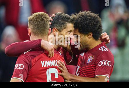 Robert LEWANDOWSKI, FCB 9 feiert sein Tor, glücklich, lachen, feiern, 3-0 mit Joshua KIMMICH, FCB 6 Serge GNABRY, FCB 7 im Spiel FC BAYERN MÜNCHEN - FC Red Bull SALZBURG 7-1 der Fußball UEFA Champions League, Runde von 16 in der Saison 2021/2022 in München, 8. März 2022. Achtelfinale, FCB, Red Bull, © Peter Schatz / Alamy Live News Stockfoto