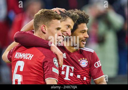 Robert LEWANDOWSKI, FCB 9 feiert sein Tor, glücklich, lachen, feiern, 3-0 mit Joshua KIMMICH, FCB 6 Serge GNABRY, FCB 7 im Spiel FC BAYERN MÜNCHEN - FC Red Bull SALZBURG 7-1 der Fußball UEFA Champions League, Runde von 16 in der Saison 2021/2022 in München, 8. März 2022. Achtelfinale, FCB, Red Bull, © Peter Schatz / Alamy Live News Stockfoto