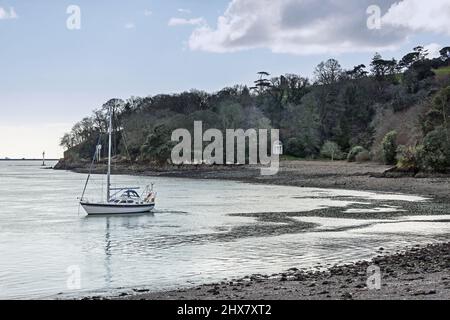 Miltons Tempel am Ampitheater im Mount Edgcumbe Park, auf dem Rame Peninusla in Cornwall. Gesehen über Barn Pool mit stillem Jacht. Stockfoto