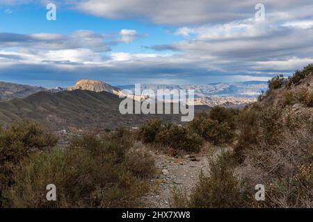 Ein Wanderweg, der durch die Hügel und Schluchten der Wüste Tabernas in Südspanien führt Stockfoto