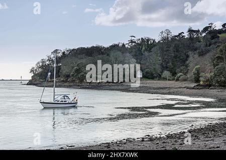 Fotomotortung von Miltons Tempel beim Ampitheater im Mount Edgcumbe Park, auf der Rame Peninusla in Cornwall. Wir sahen uns gegenüber vom Barn Pool an und es war immer noch so Stockfoto