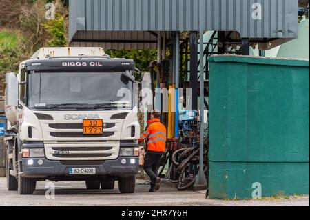 Bantry, West Cork, Irland. 10. März 2022. Ein Öltanker füllt sein Fahrzeug in Bantry mit Heizöl, da der Preis über Nacht auf €1,70 pro Liter angestiegen ist, wobei weitere deutliche Anstiege erwartet werden. Es kommt, weil die Benzin- und Dieselpreise trotz der staatlichen Senkung der Verbrauchsteuern, die um Mitternacht in Kraft trat, immer noch steigen. Quelle: AG News/Alamy Live News Stockfoto