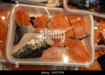 Frische Lachsersatzteile in Plastik und Styropor in einem asiatischen Supermarkt auf dem Nassmarkt verpackt. Stockfoto