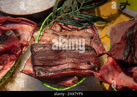 Frisches, schwarzes und rotes Thunfisch-Fleisch zum Verkauf auf einem asiatischen Nassmarkt. Stockfoto