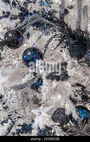 Weißer Weihnachtsbaum mit blauen Ornamenten, USA Stockfoto