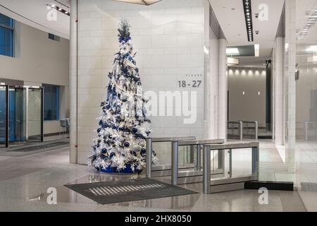 Weihnachtsbaum in der Lobby des Bürogebäudes Stockfoto