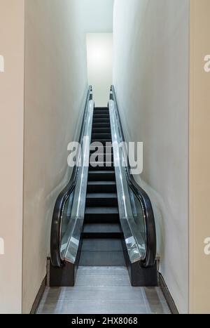 Eine schmale Rolltreppe Stockfoto