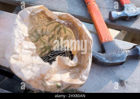 Eine Tüte Nägel und zwei Hämmer, in Fort Plankensteijn auf dem Spielplatz Jeugdland in Amsterdam, Niederlande. Stockfoto