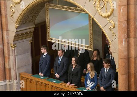 Budapest, Ungarn. 10. März 2022. Katalin Novak (C) wird mit ihrer Familie nach einem Eid im ungarischen Parlament, Budapest, Ungarn, am 10. März 2022 gesehen. das ungarische parlament hat am Donnerstag Katalin Novak als erste weibliche Präsidentin für eine Amtszeit von fünf Jahren gewählt und den Ökonomen Peter Rona in einer parteienkontrierten Abstimmung gewonnen. Quelle: Attila Volgyi/Xinhua/Alamy Live News Stockfoto